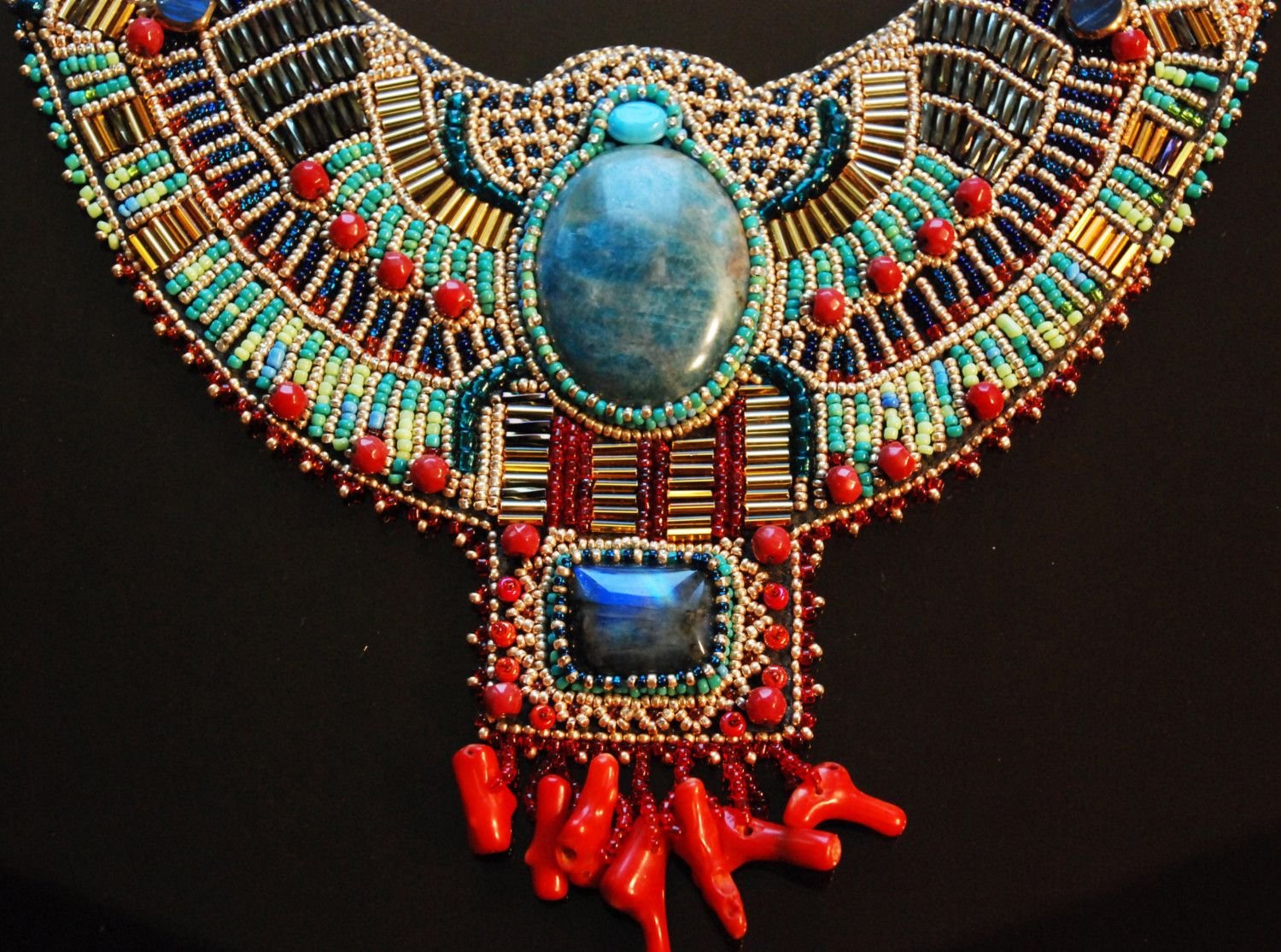 Древнее нагрудное украшение. Египетское ожерелье со скарабеем. Ожерелье Пектораль древнего Египта. Украшения древнего Египта скарабей. Скарабей в древнем Египте.
