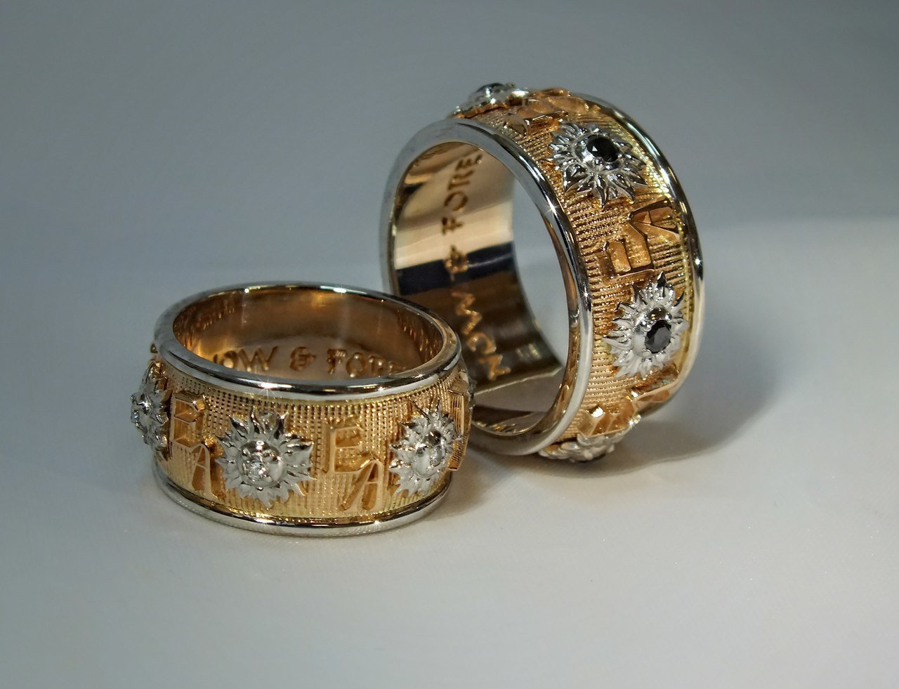Золотые изделия на заказ. Необычные обручальные кольца. Красивые обручальные кольца. Красивые обручальные кольца из золота. Необычные обручальные кольца из золота.