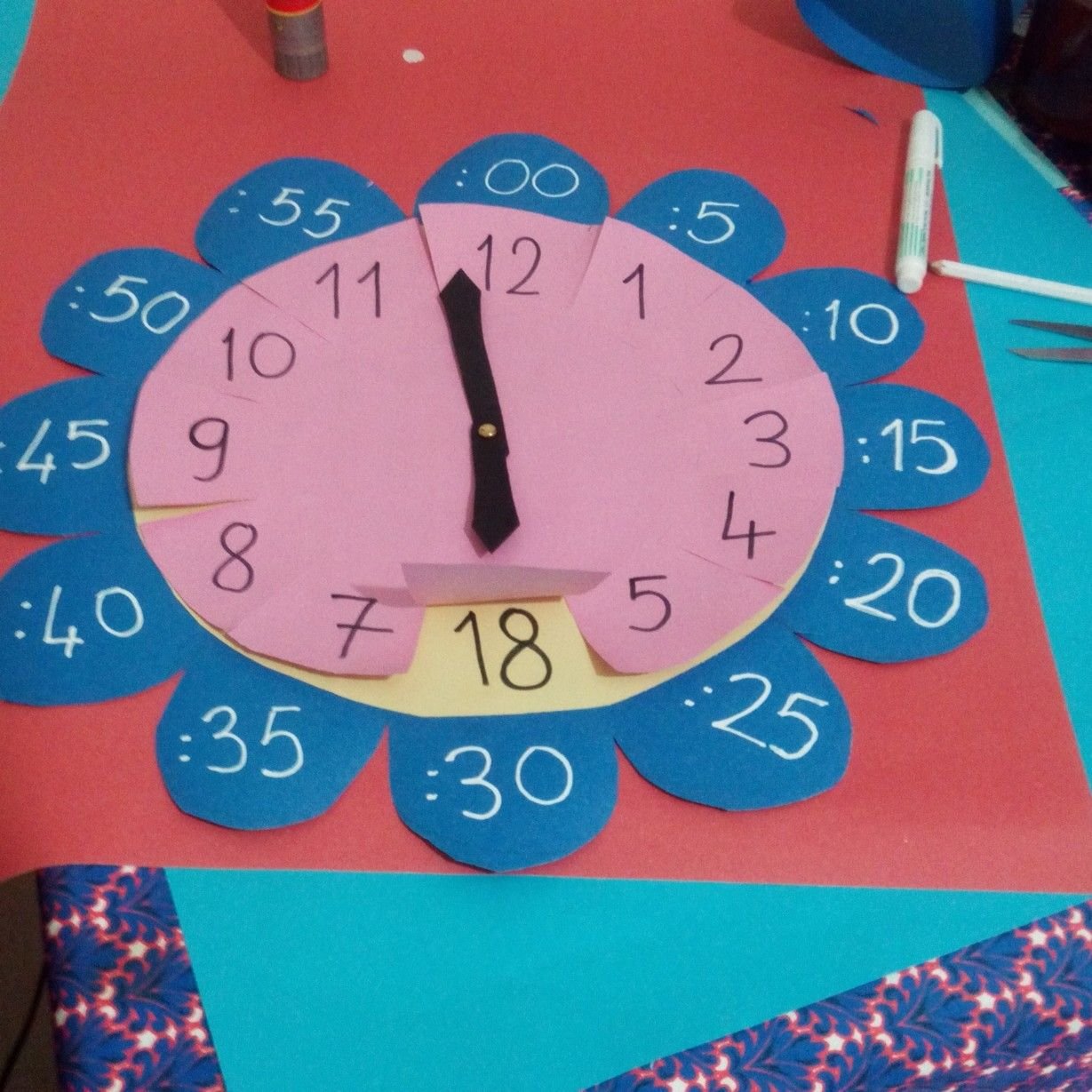 Игры делаем часы. Часы из картона для детей. Часы детские обучающие. Часы из бумаги для детей. Часы из картона в школу.