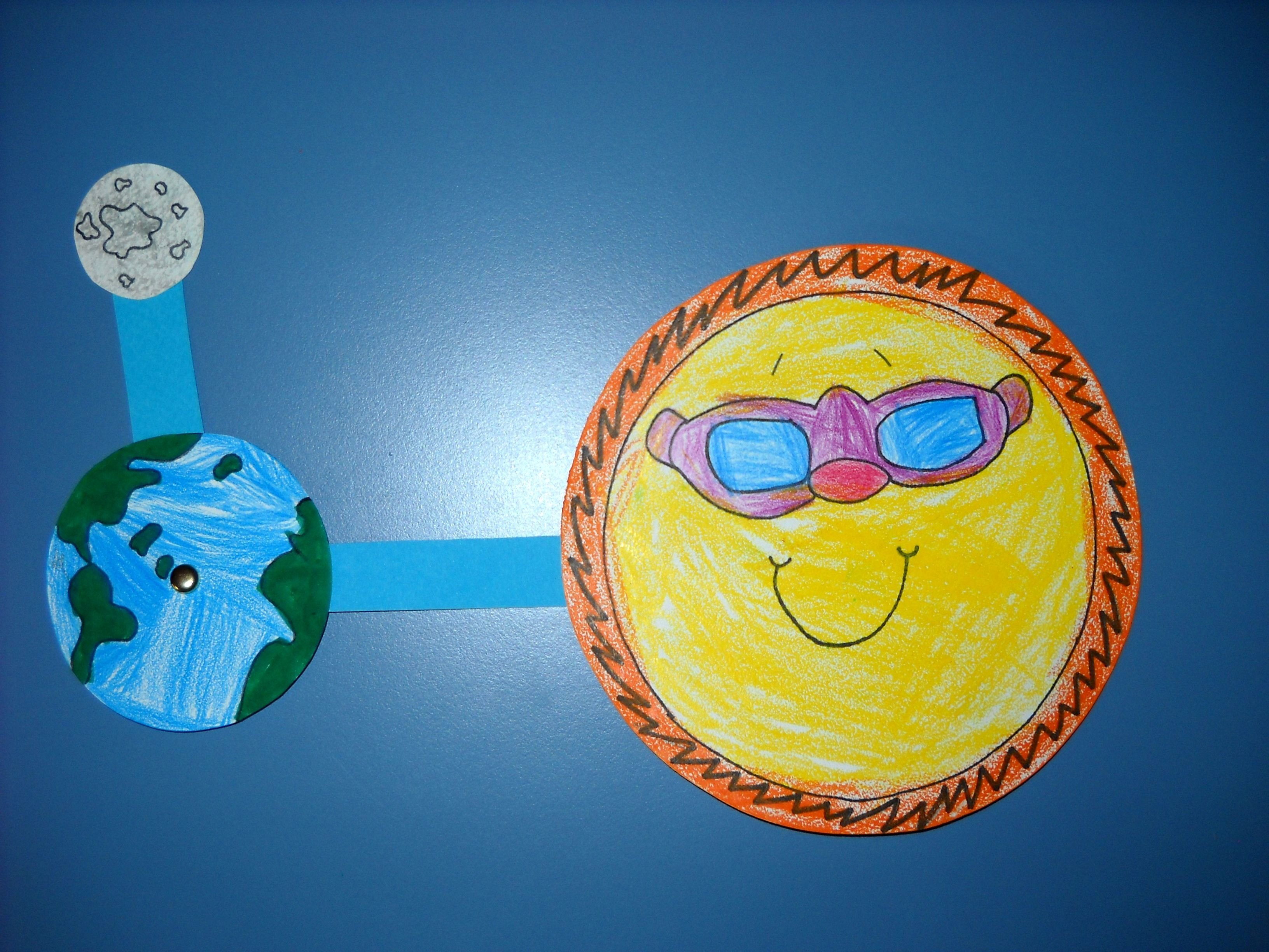 Макет луны из пластилина 1 класс. Поделка солнце. Солнце земля и Луна поделка из пластилина. Солнце Луна земля поделки. Поделка Планета земля.