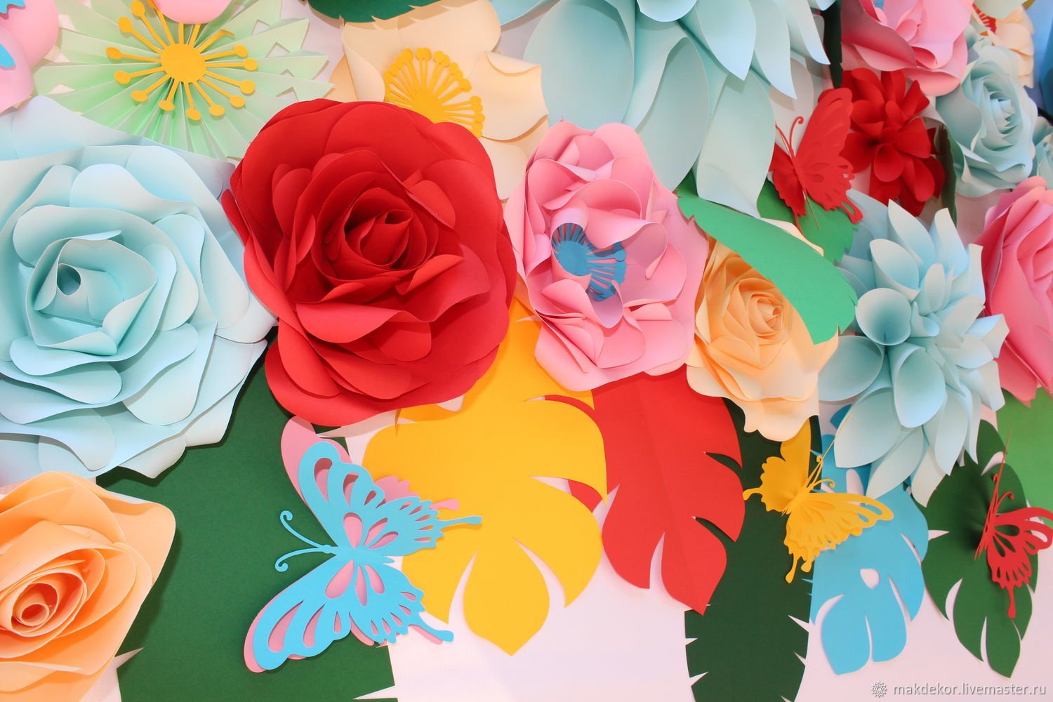 Поделка из бумаги удивительный мир цветов. Объемные цветы для украшения зала. Обьемныецветыизбьумаги. Цветы из бумаги. Цветы из цветной бумаги.