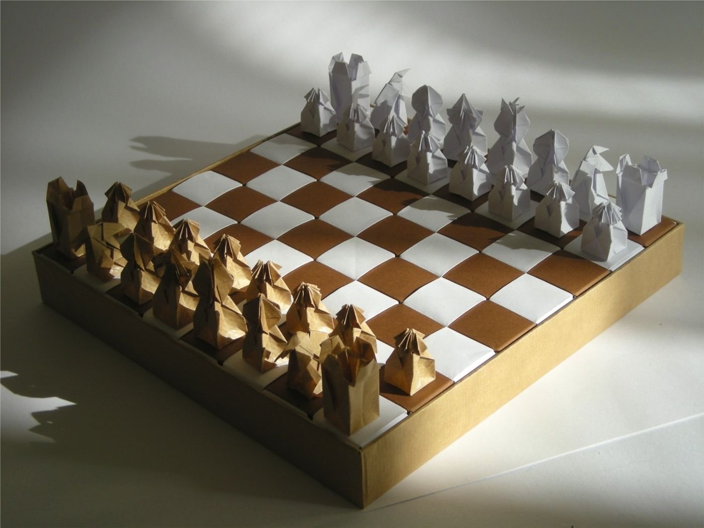 На шахматной доске поставили 5. Поделка шахматы. Шахматы из подручных материалов. Картонные шахматные фигуры. Шахматная доска.