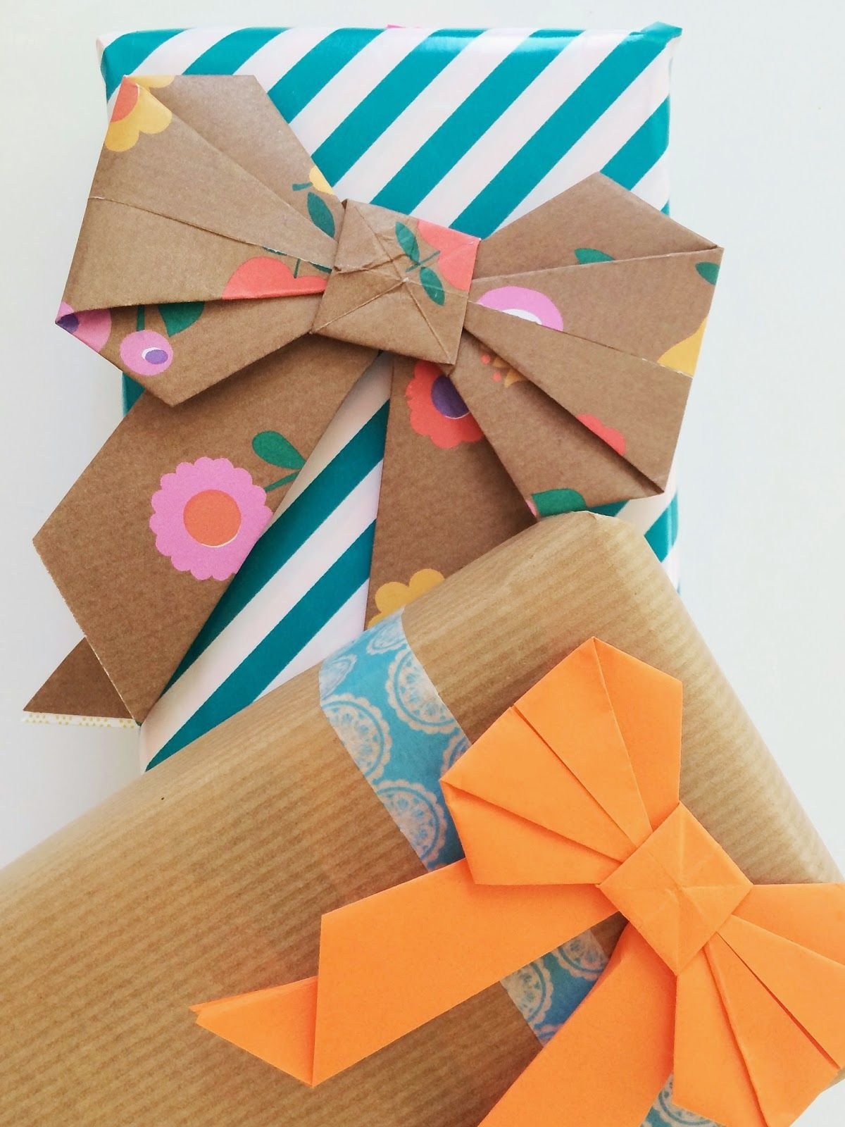 Сувениры из бумаги. Бумажная упаковка для подарков. Бант из упаковочной бумаги. Оригами упаковка для подарка. Упаковка подарка для мальчика.