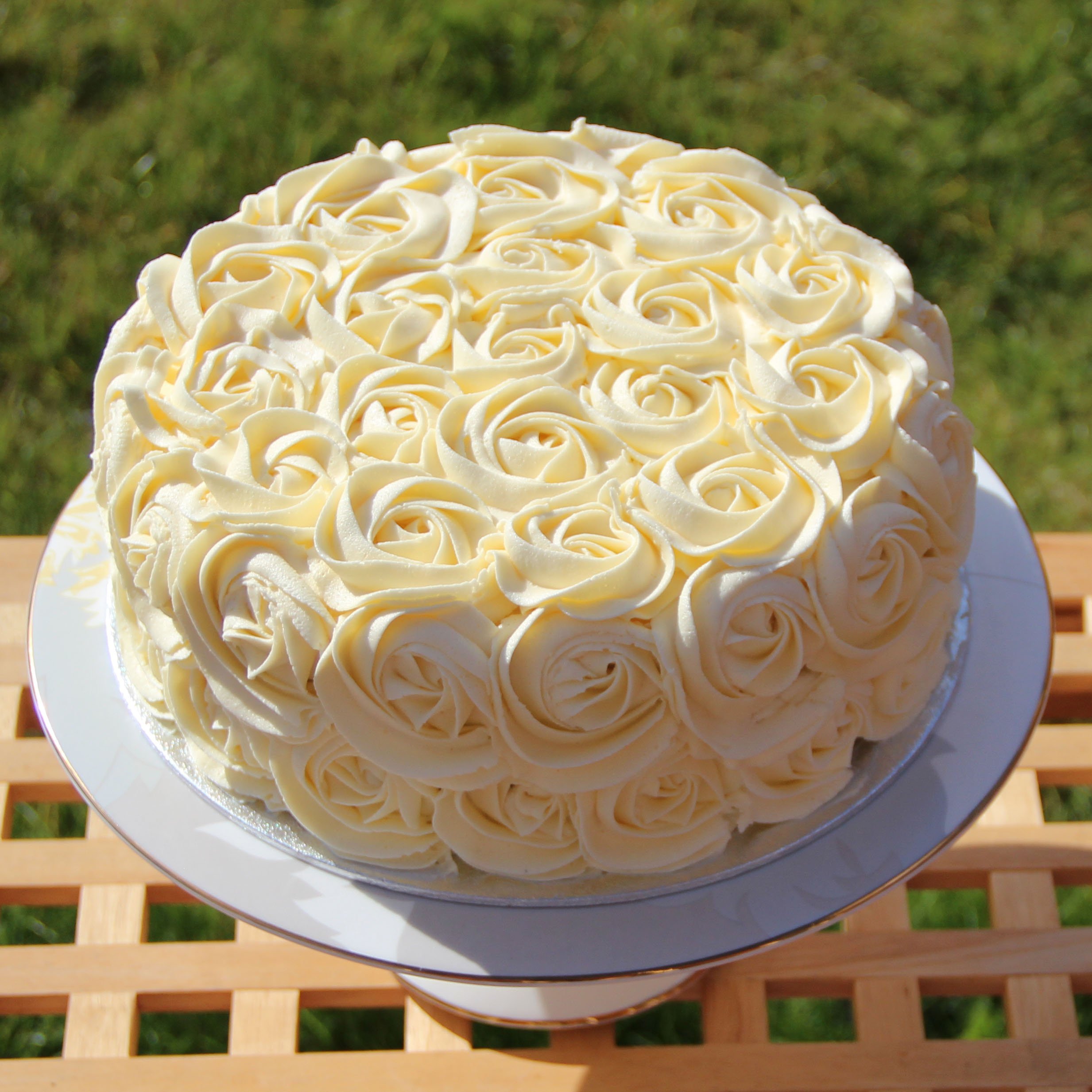 Белковая розочка. Торт с белково заварным кремом. Украшение торта кремовыми розами. Торт с кремовыми розочками. Масляный крем для украшения.