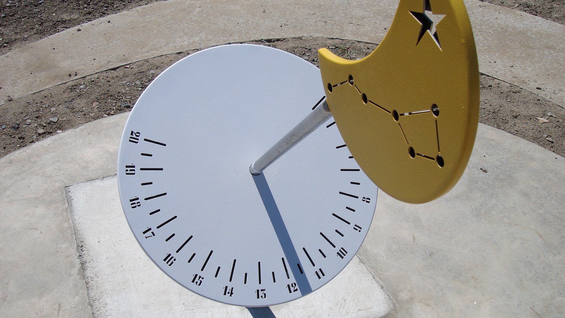 Солнечные часы английский 5 класс. Солнечные часы гномон. Макет солнечных часов. Солнечные часы макет. Горизонтальные солнечные часы.