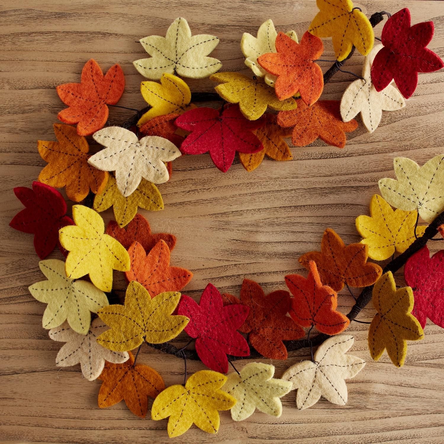 Изделия из листьев. Осенние украшения из фетра. Осень из фетра. Листья из фетра. Осенний декор.