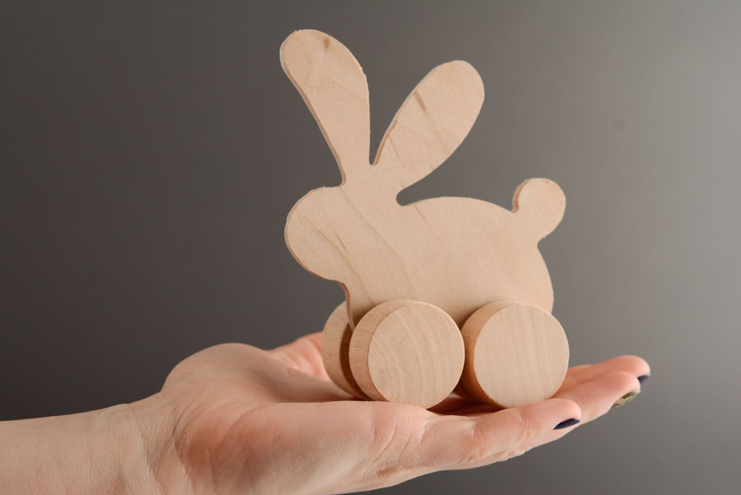 Зайчик деревянный. Игрушки из дерева. Деревянные игрушки вырезанные. Деревянный заяц. Изделия из дерева для малышей.