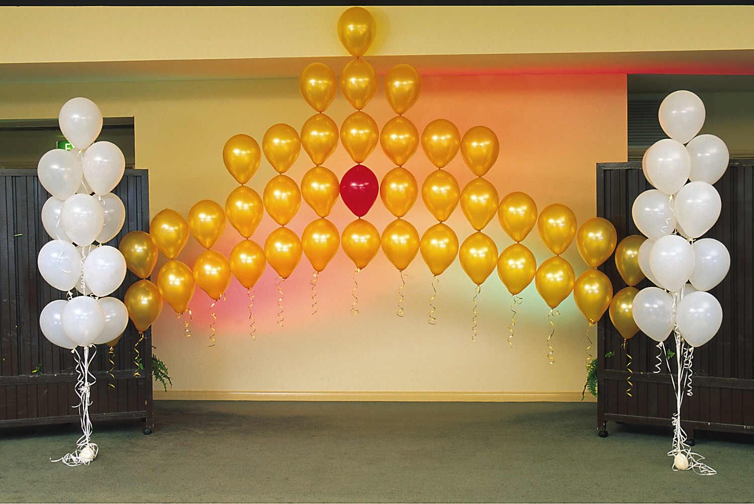Оформление зала воздушными шарами. Украшение шарами. Украшение зала шарами. Украсить зал шарами. Шары для украшения зала.