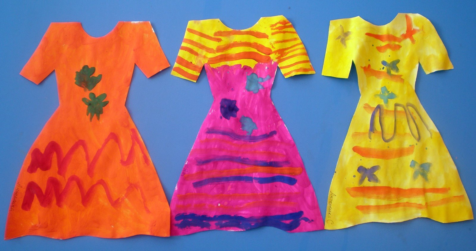 Занятие одежда средней группы. Рисование платья в средней группе. Рисование с детьми на тему одежда. Рисование платье для мамы в средней группе. Рисование платье для мамы старшая группа.