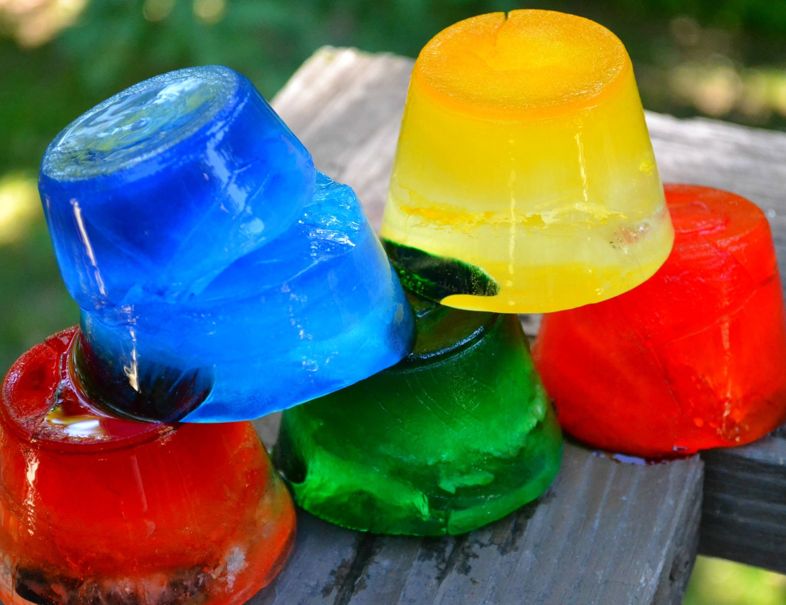 Что делают цветные. Цветной лед. Разноцветный лед. Цветной лед для детей. Цветные льдинки.
