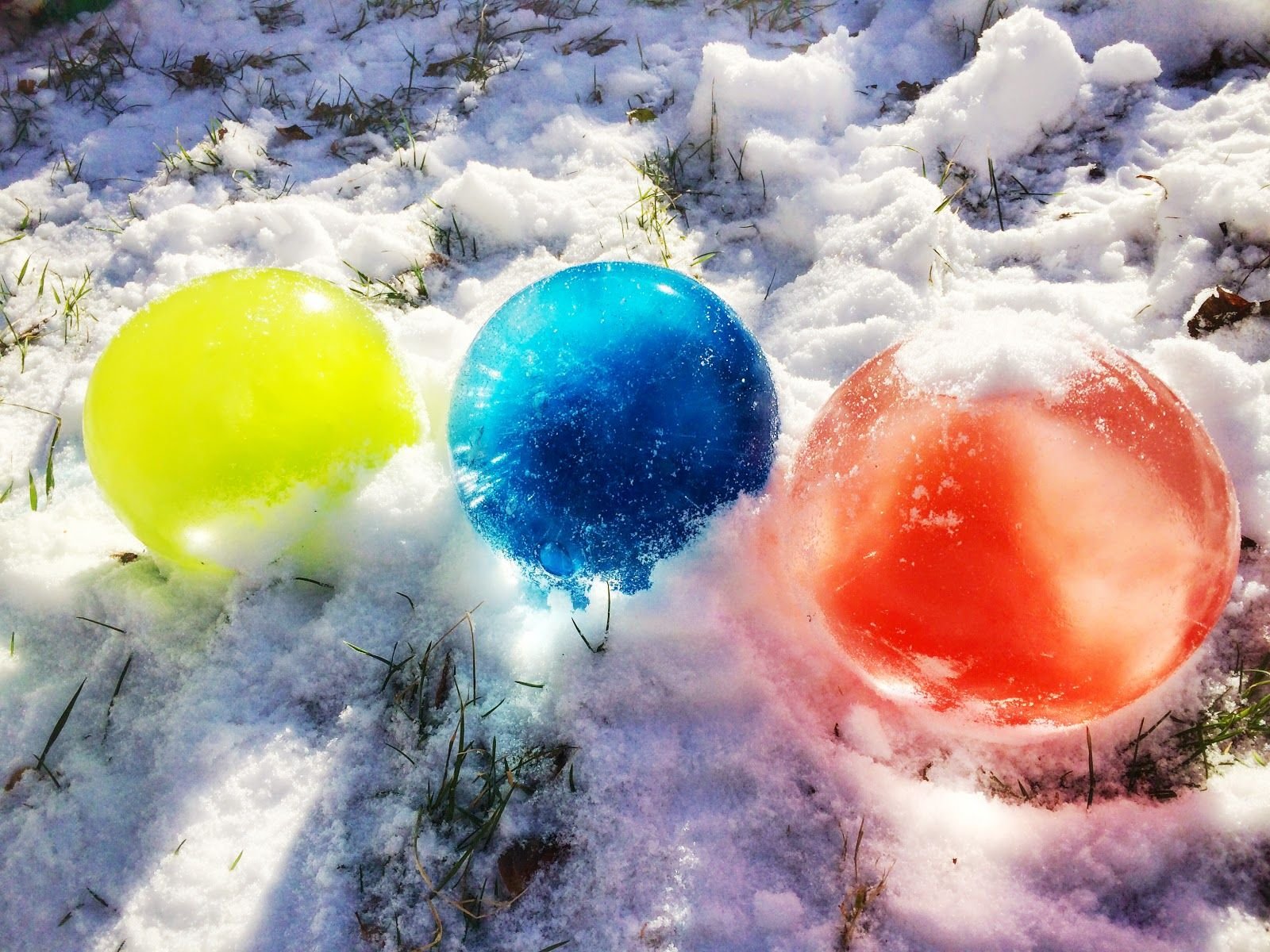 Шарики изо льда. Цветные ледяные шары. Ледяной шар. Ледяные шары из воздушных шариков. Украшение из ледяных шаров.