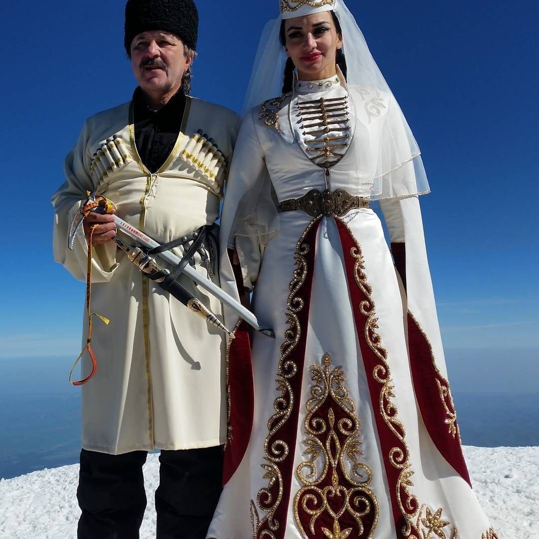 Карачаевцы это. Кабардинец Осетинец. Национальный костюм карачаевцев. Кабардинское национальное платье свадебное. Осетины осетины национальный костюм.