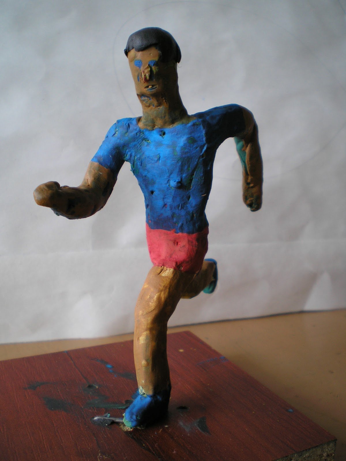 Образы из пластилина. Фигурка человека из пластилина. Человечек из пластилина. ПЛАСТИЛИНОВЫЙ человек. Скульптура человека из пластилина.