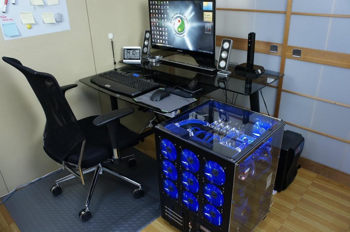 Интегрированные компьютеры. Геймерский компьютерный стол Active Comfort 702. Стол компьютерный геймер-2 Термит. Необычный компьютерный стол. Красивый компьютер.