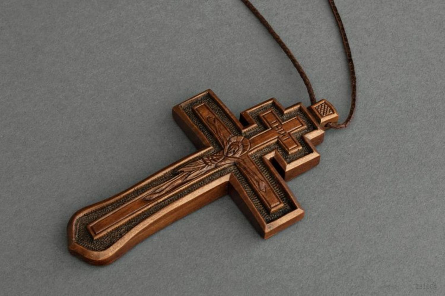 Деревянные мужские крестики. Деревянный крестик нательный. Крестик православный деревянный. Нательный крест из дерева. Деревянный крестик на шею.