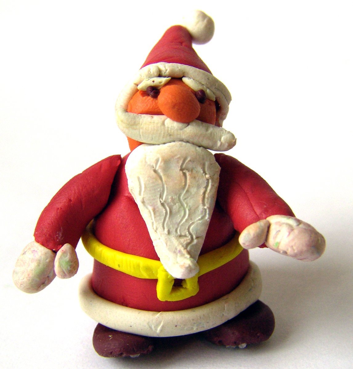 Дедушка из пластилина. Дед Мороз изпластелина. Лепка дед Мороз. Слепить Деда Мороза из пластилина. Фигура Деда Мороза из пластилина.