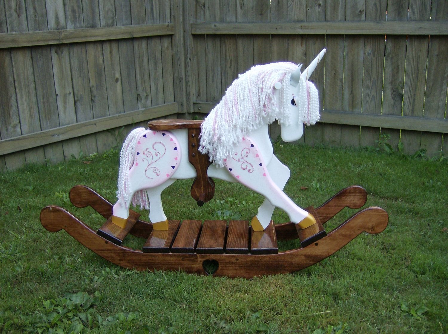 Качели лошадка. Деревянная лошадка. Деревянный конь. Изделия из древесины лошадки. Лошадка из дерева.