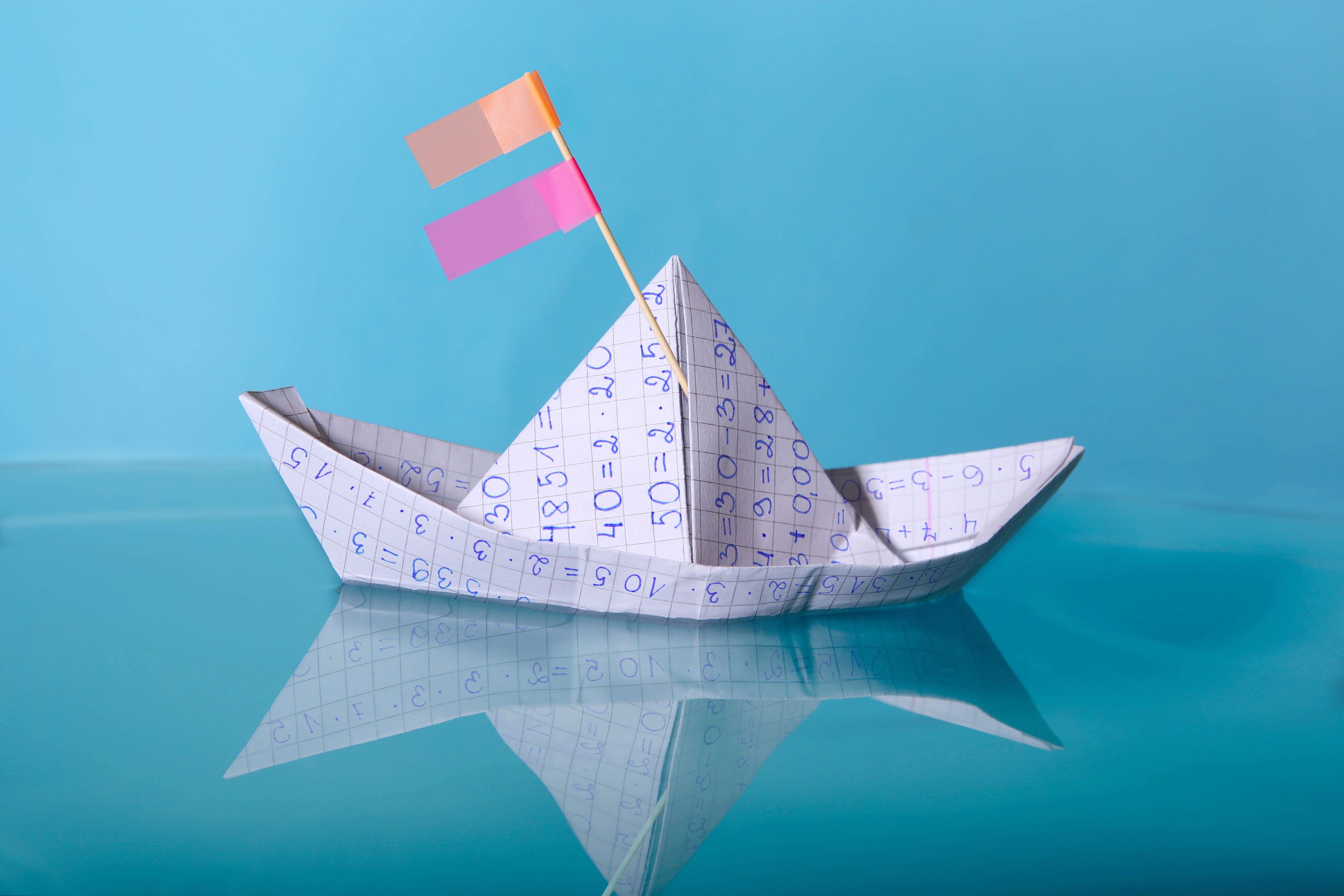 Плавание на бумажных кораблях. Корабль из бумаги. Парусник из бумаги. Корабль из бумаги своими. Бумажный кораблик.