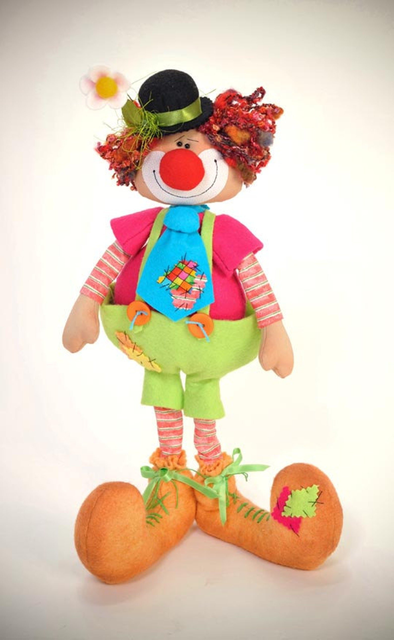 Клоуны сшить. Клоун текстильная игрушка. Кукла «клоун». Текстильная кукла клоун. Клоун из ткани.