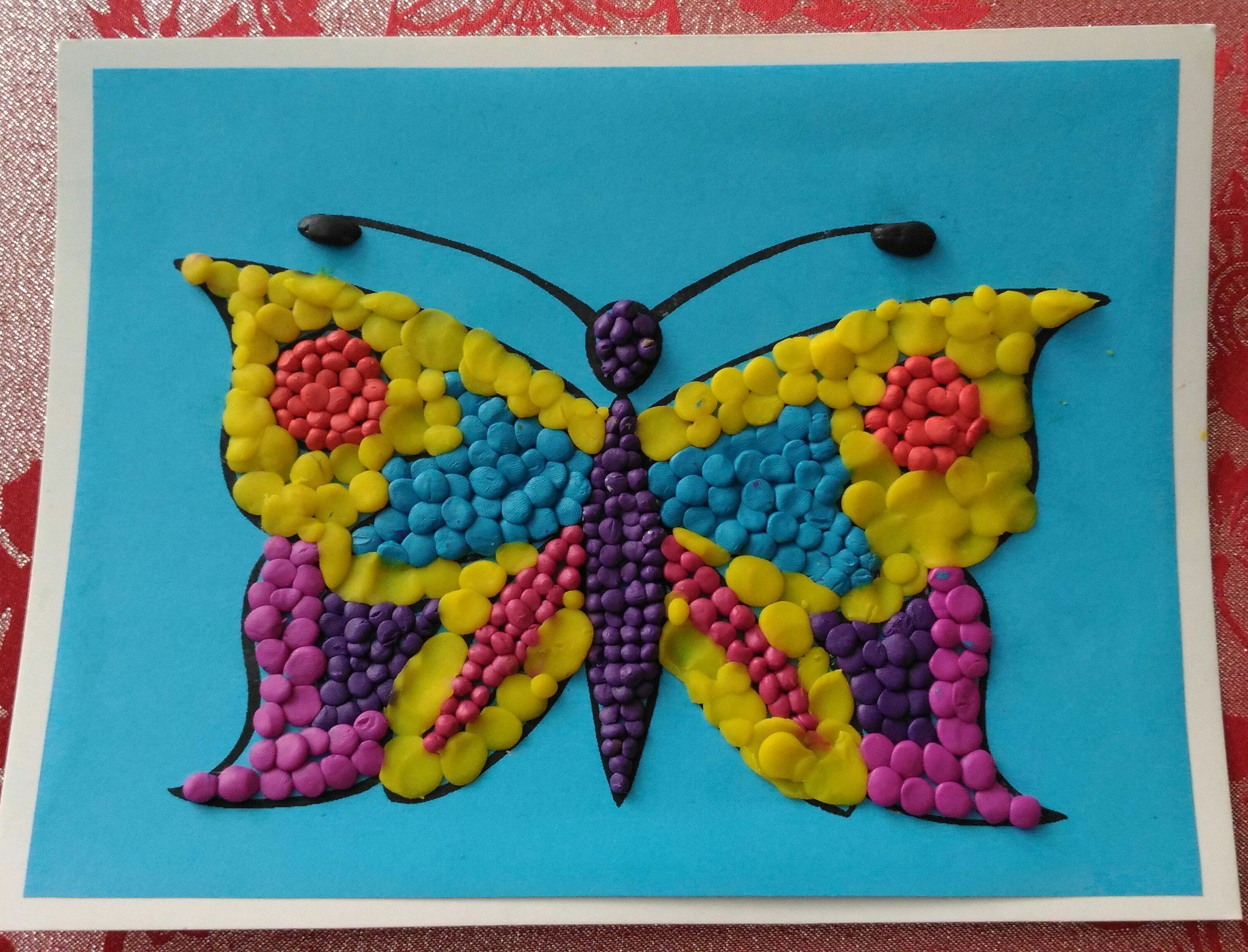 Рисуем пластилином 1 класс презентация. Пластилинография бабочка. Пластилиновая аппликация. Пластилином на картоне для детей. Пластилинография для дошкольников.