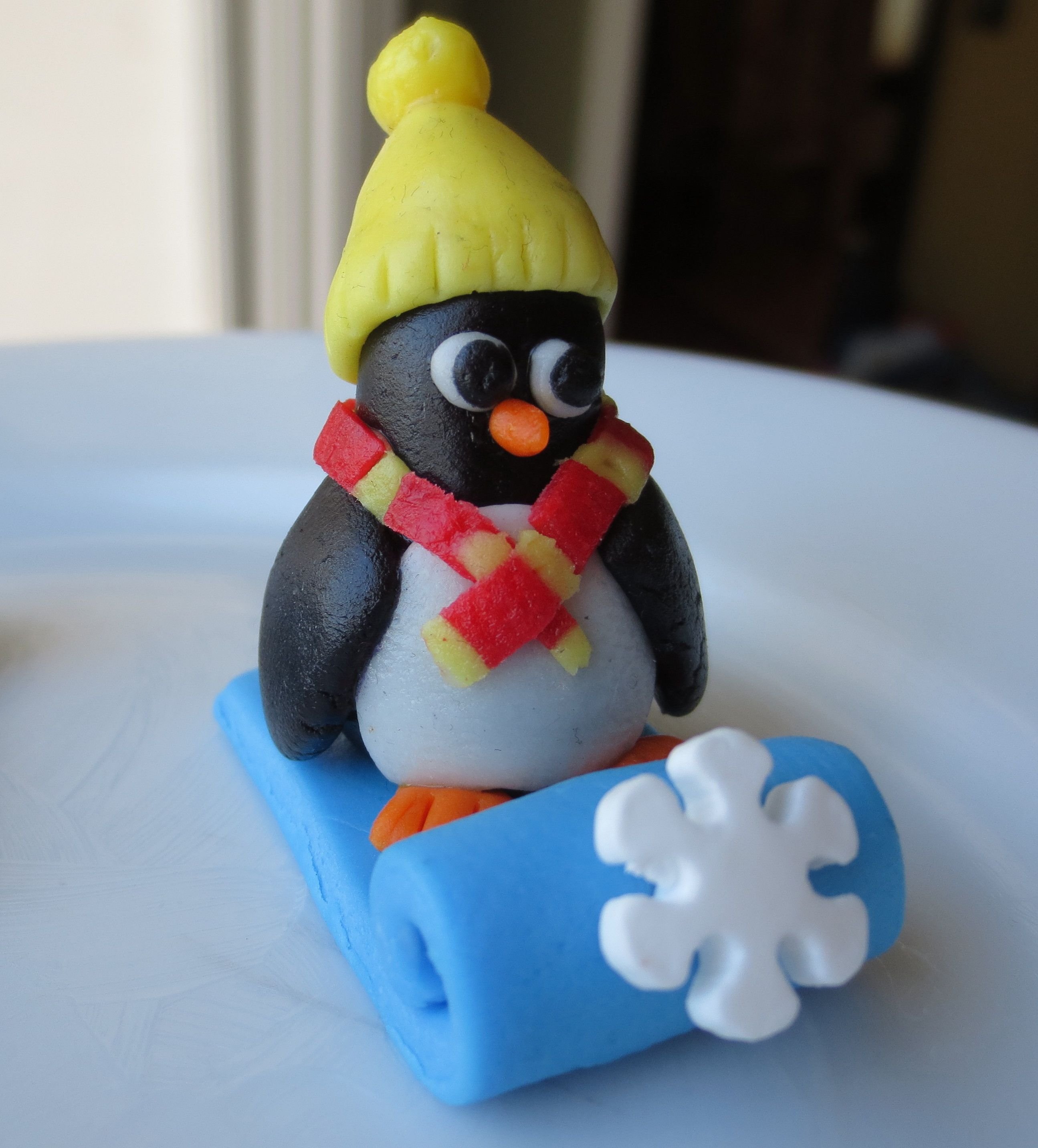 Зима лепить. Лепка Пингвин. Пингвин из пластилина. Пингвин из пластилина для детей. Лепка пингвина из пластилина.