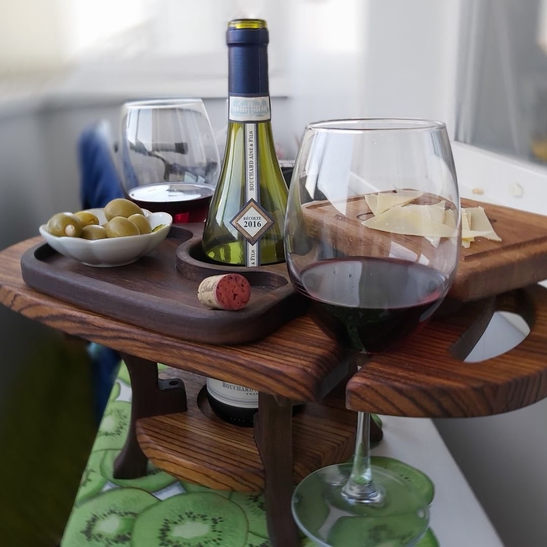 Столик на троих. Винный столик. Столик для вина. Стол под вино. Винный столик из дерева.