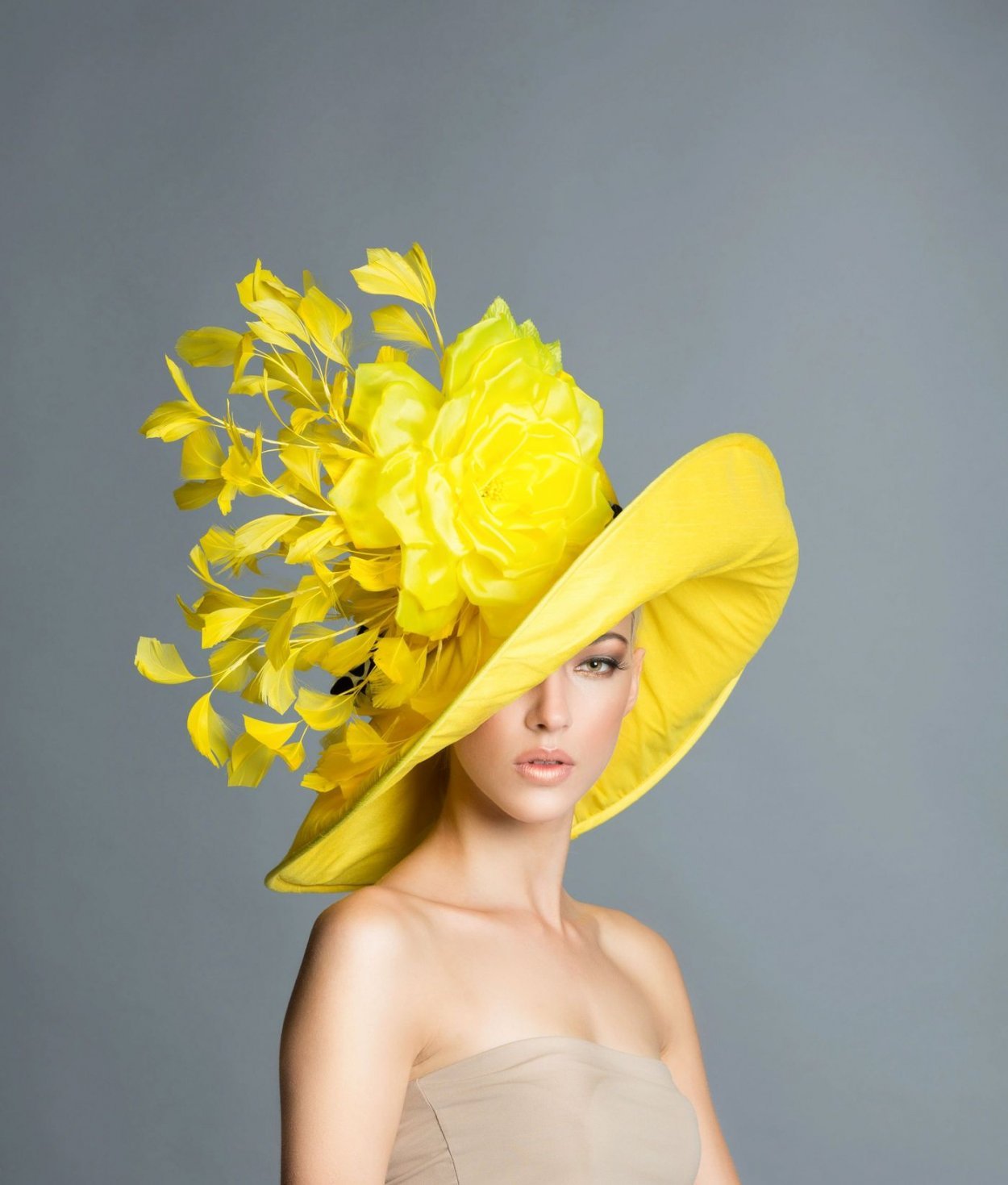 Шляпа растение. Шляпы Arturo Rios. Авангардные шляпы. Шляпка с цветами. Желтая шляпа.