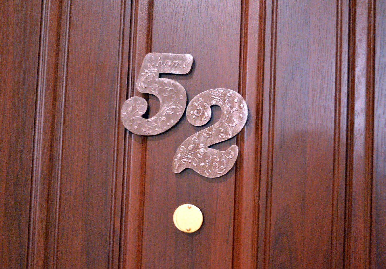 Цифры местоположения. Цифры на дверь квартиры. Номер квартиры на дверь. Цифры на входную дверь. Табличка на дверь квартиры.