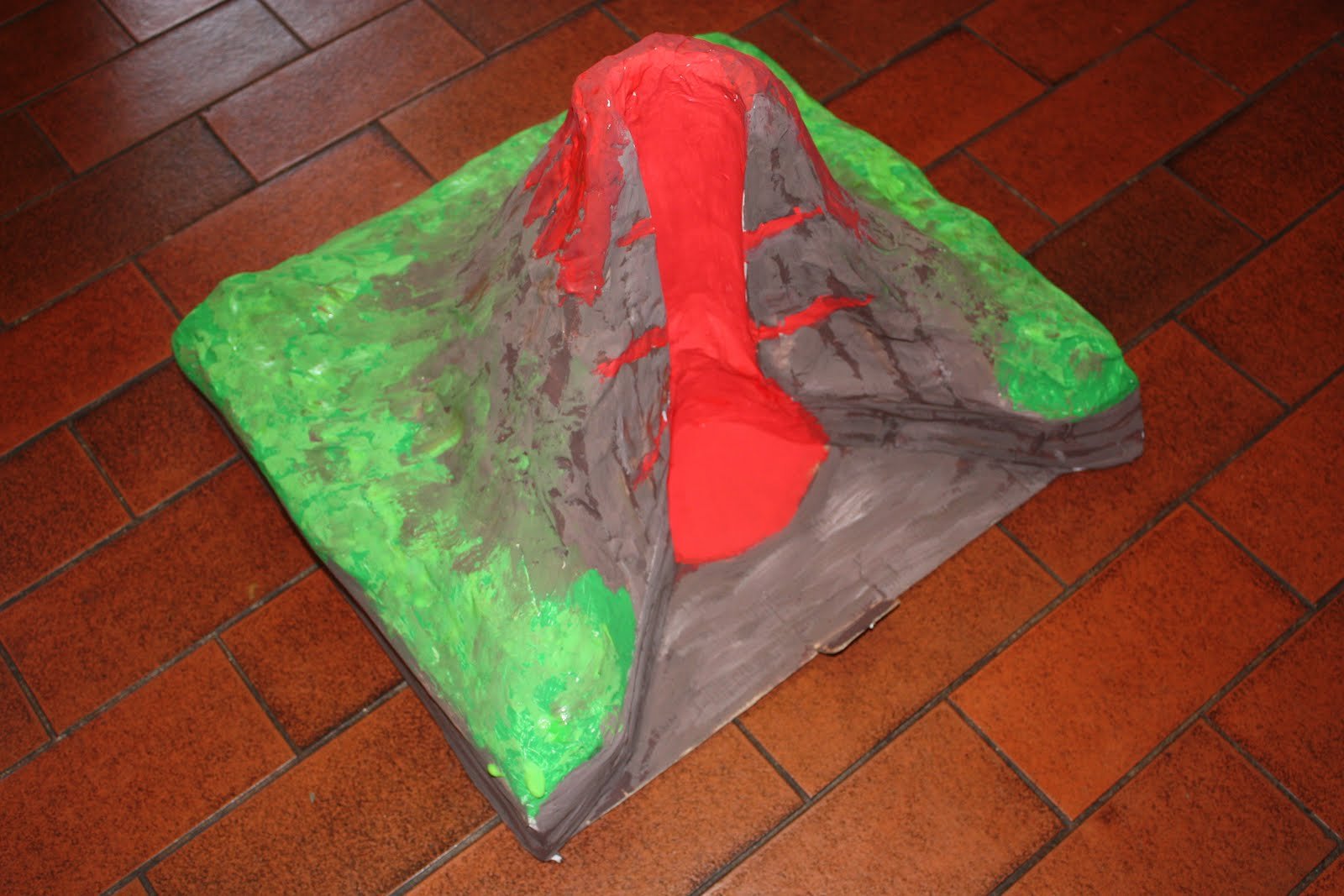 Макет вулкана в разрезе