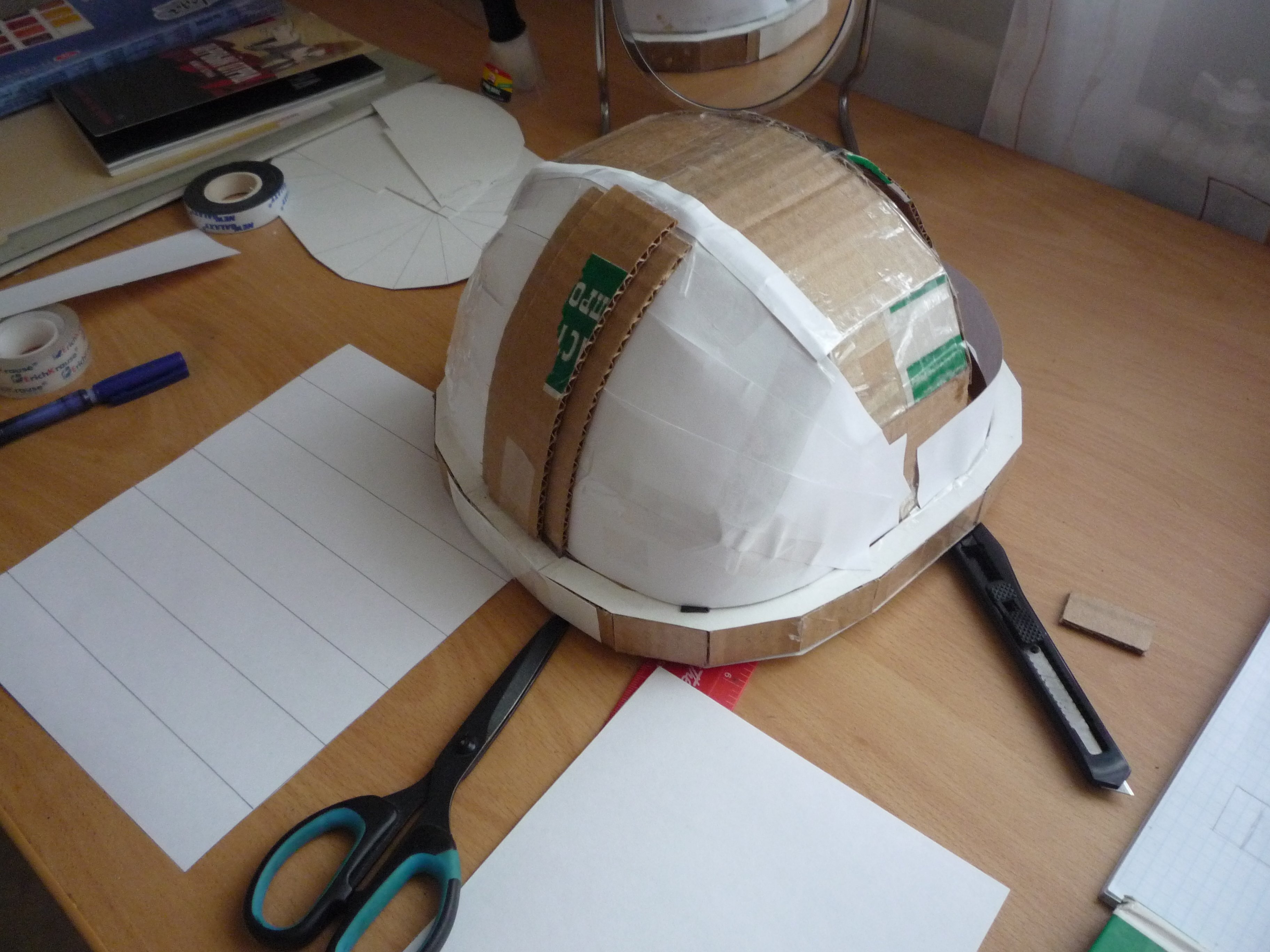 Шлем космонавта из картона. Каска из картона. Строительная каска из бумаги. Шлем из бумаги для детей.