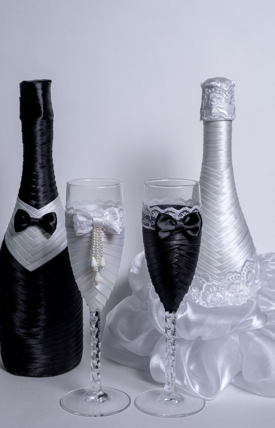 Шампанское вк. Свадебные бокалы для жениха и невесты. Свадебные быки. Свадебный набор черно белый. Бутылки на свадьбу черные.