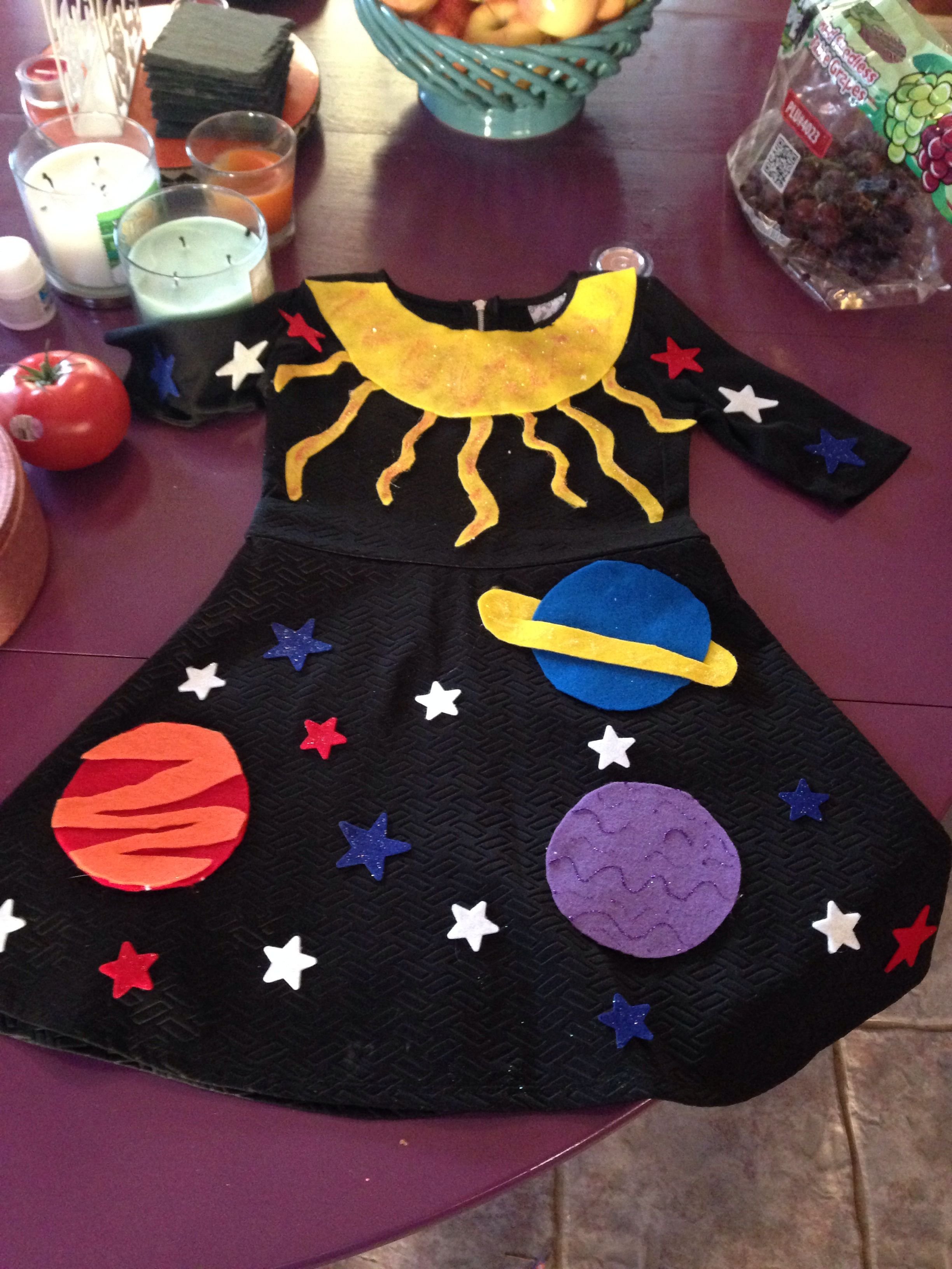 Костюм на день космонавтики для девочек. Костюм на космическую тему. Детские космические костюмы. Костюм планеты для девочки. Платье для космической вечеринки.