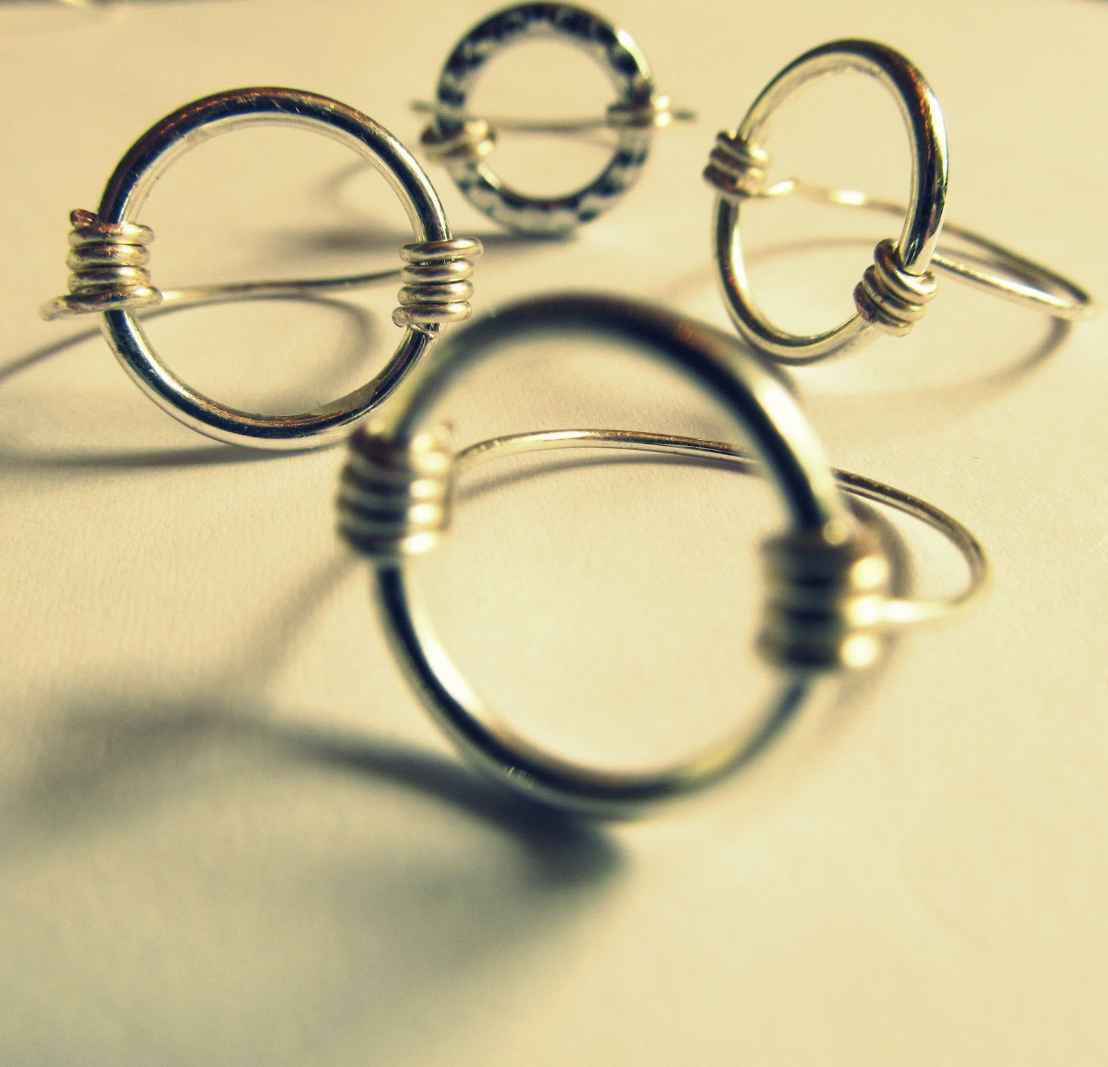 Легкое проволочное кольцо. Проволочное кольцо. Кольцо из проволоки. Обручальное кольцо из проволоки. Сувениры из проволочных колец.