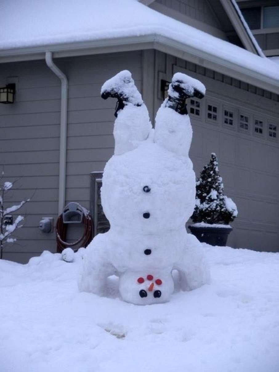 Сугроб снеговик. Оригинальный Снеговик. Креативный Снеговик. Необычные Снеговики. Оригинальные Снеговики из снега.