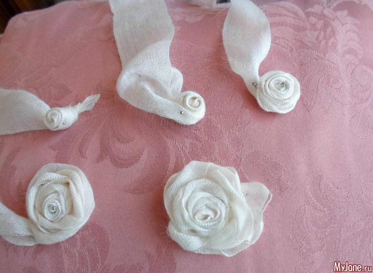 Розочки из ткани. Цветы из подкладочной ткани. Крученые розы из ткани. Просты розочки из ткани.