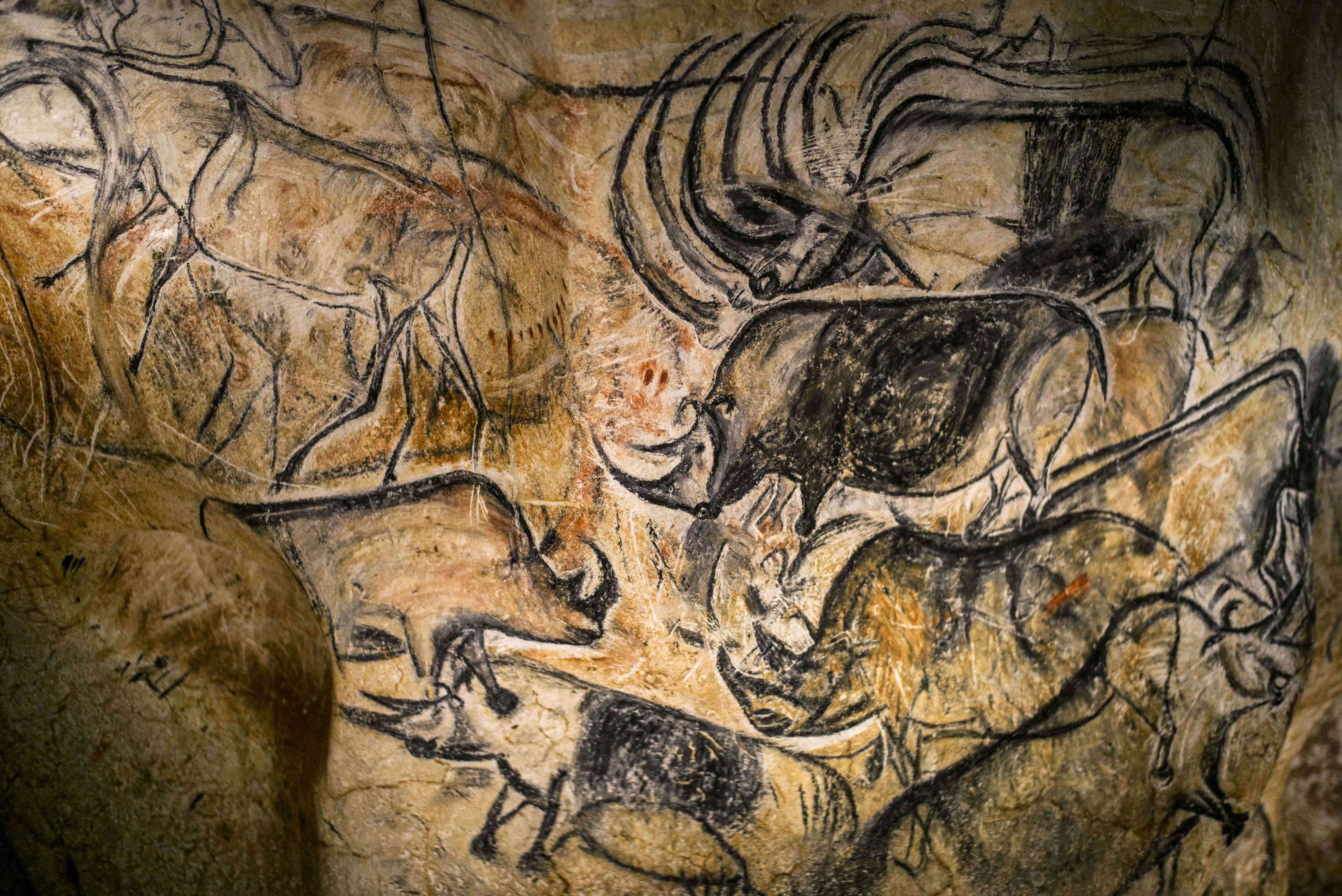 Первобытное изображение человека. Пещера Шове Наскальная живопись. Пещера Шове Франция наскальные рисунки. Первобытное искусство пещера Ласко. Пещера Альтамира Наскальная живопись.
