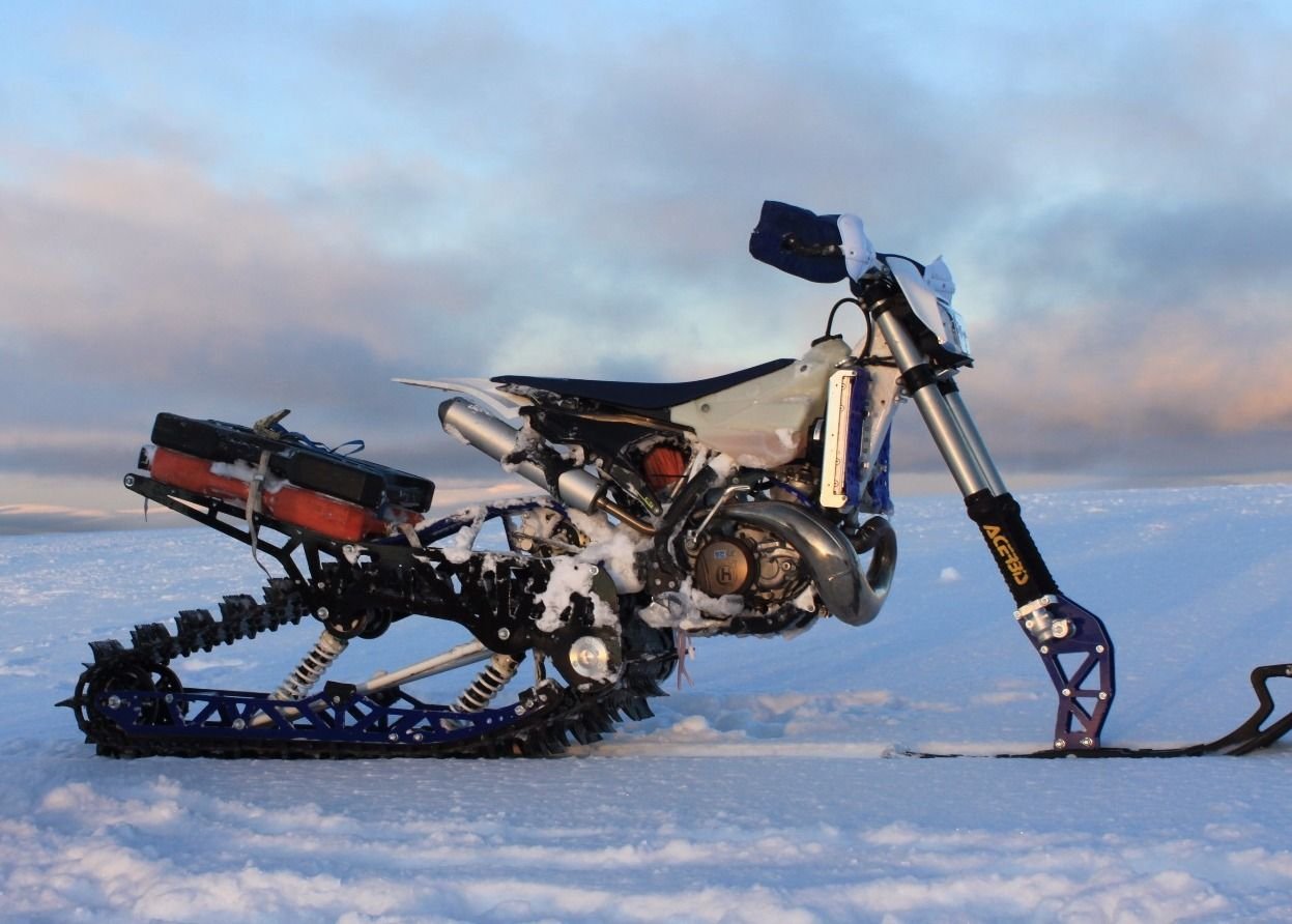 Www snowmobile ru. Гусеничный мотоцикл Hyanide. Сноубайк комплект. Сноубайк гусеница. Гусеничный привод снегохода Буран.
