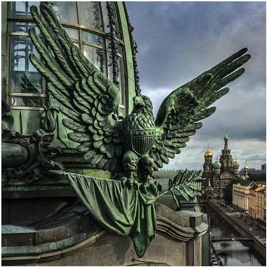Орел на здании Зингера в Санкт-Петербурге