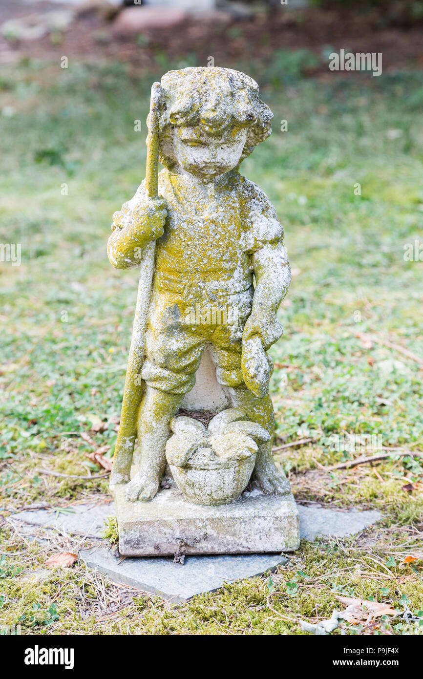 Молящийся мальчик скульптура