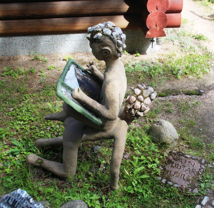 Мальчик удящий рыбу скульптура