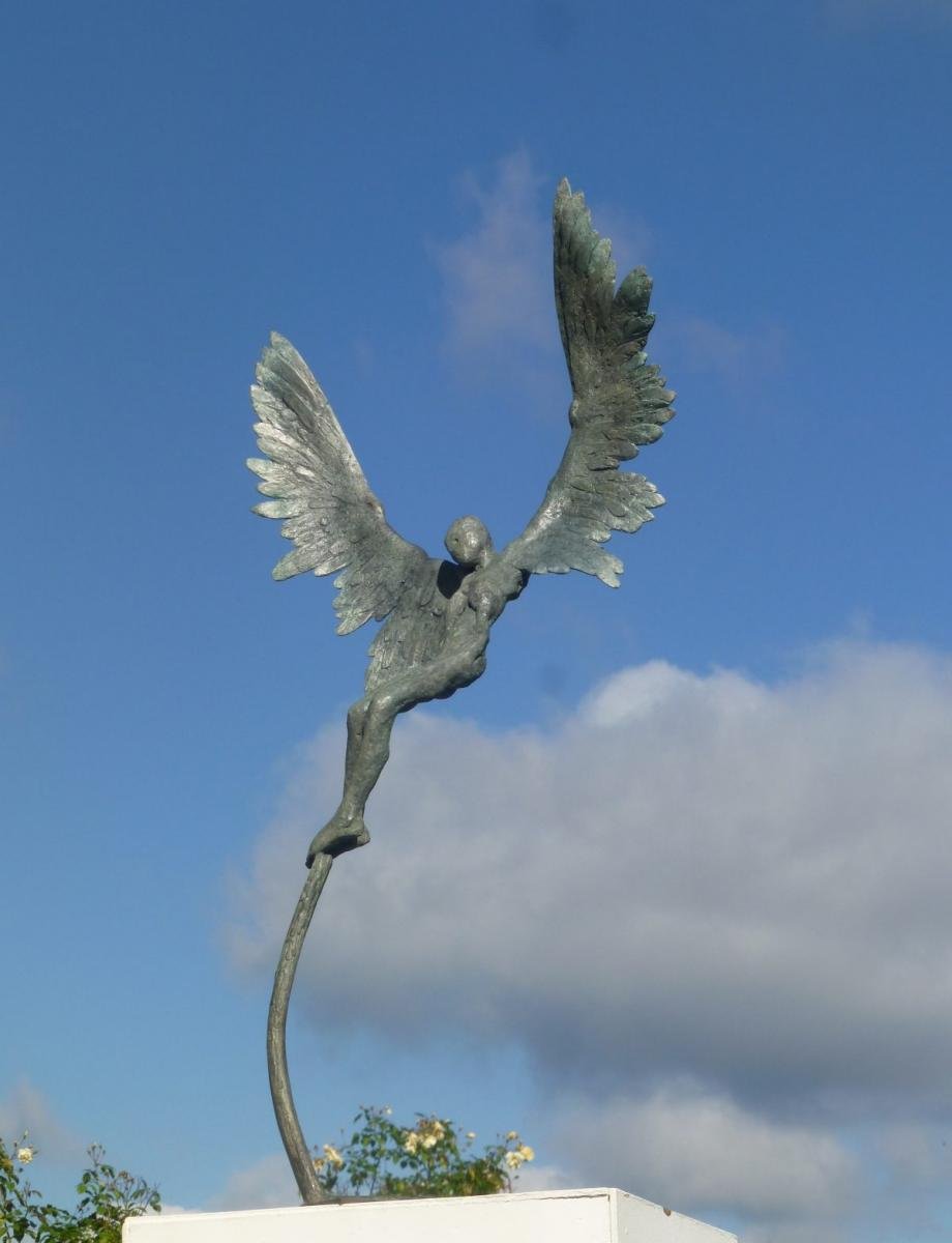 Икар статуя с крыльями
