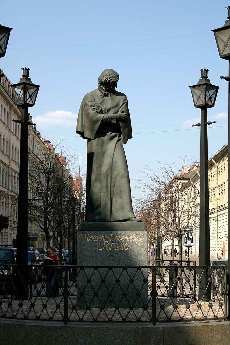 Памятник Гоголю на Арбате