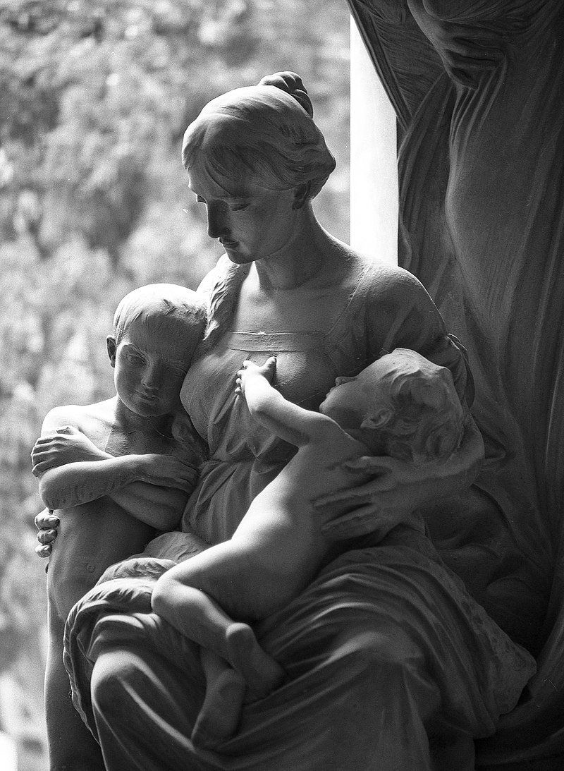 Памятник матери и ребенку