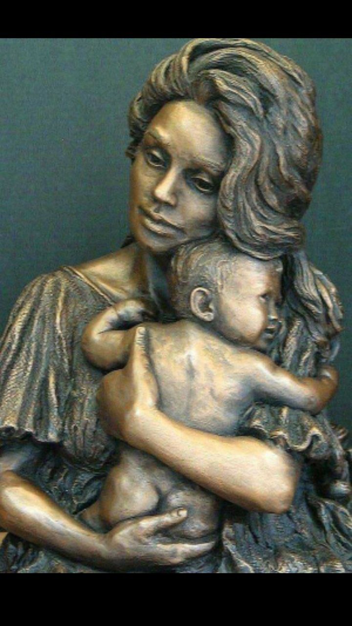Скульптура мать и дитя