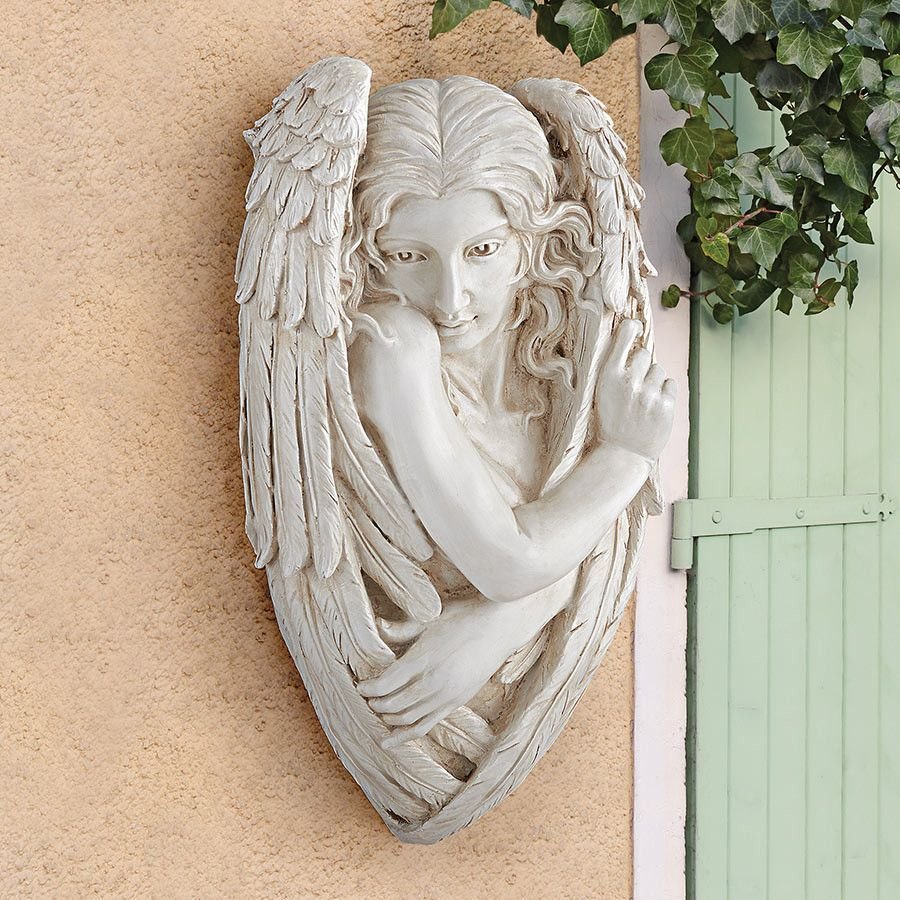 Скульптура ангела с крыльями