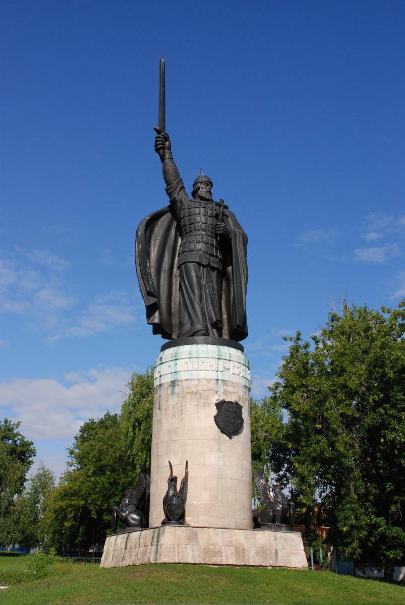 Памятник князю Святославу (холки)