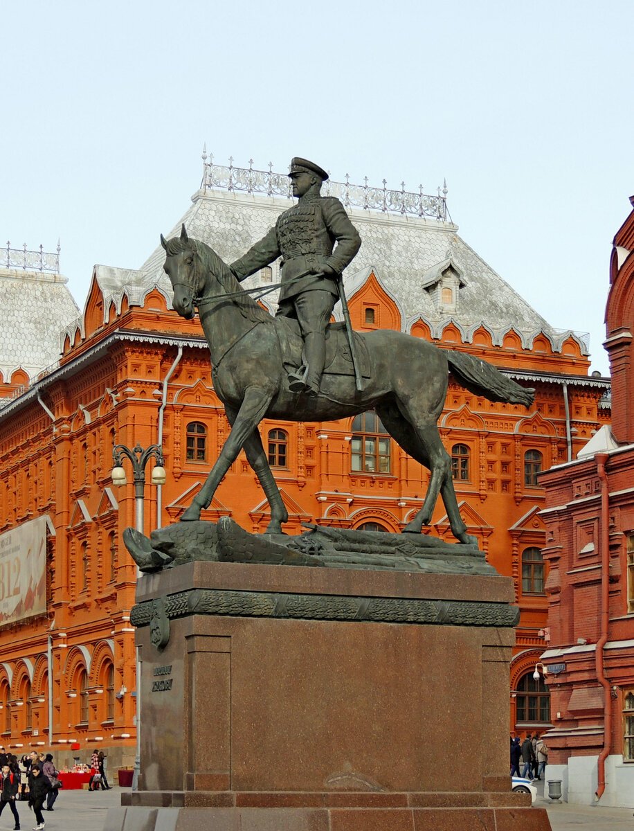 Памятник маршалу Жукову в Москве