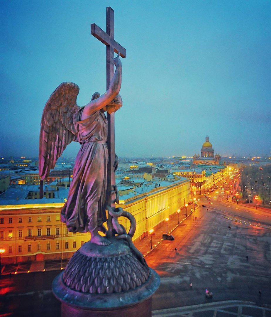 Ангел на Александрийской колонне в Санкт-Петербурге
