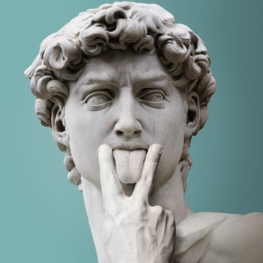 Статуя Микеланджело Давид с жвачкой