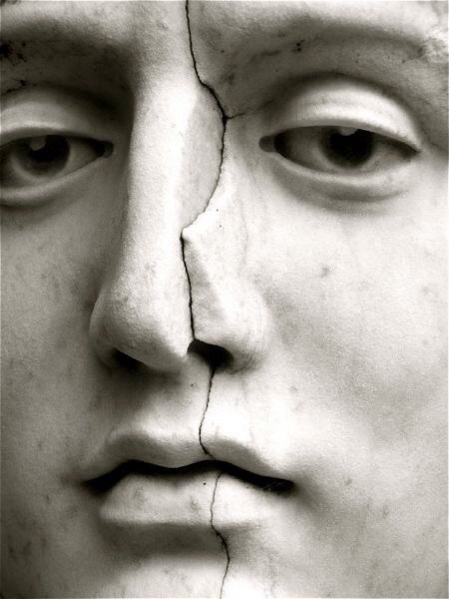 Трещина в лице скульптуры